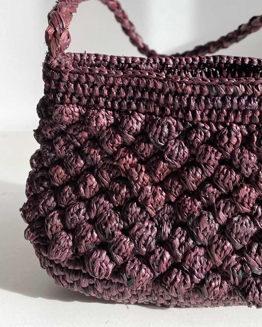 Détail du crochet en raphia chocolat avec boules