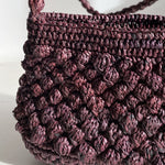 Détail du crochet en raphia chocolat avec boules