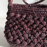Détail du crochet en raphia chocolat avec boules