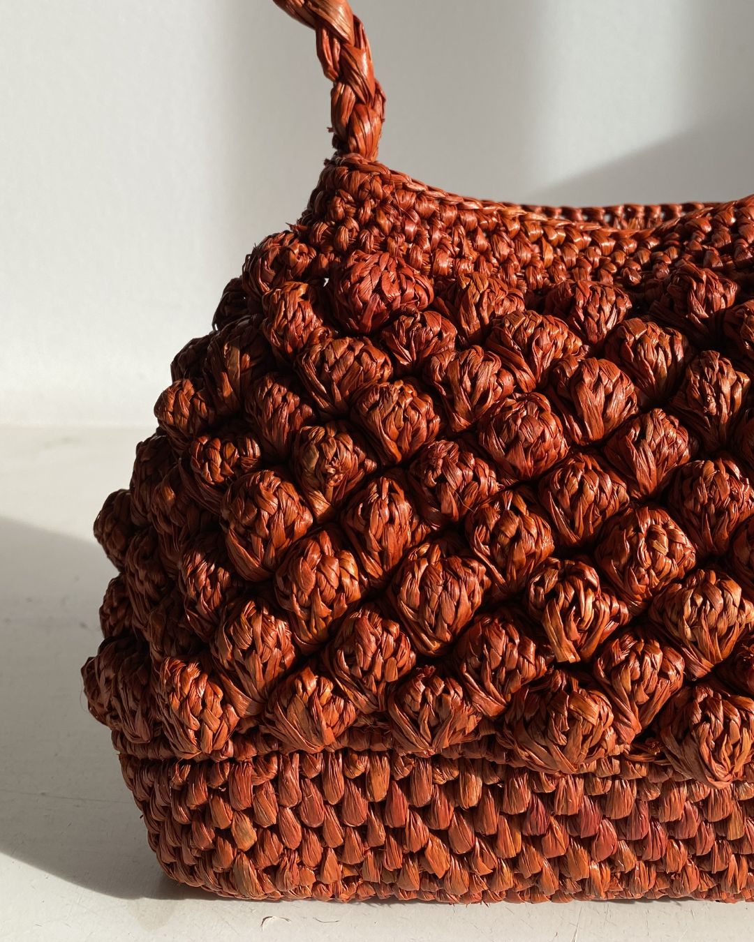 Détail du raphia crochet à boules coloris rouille