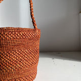 Détail du crochet de raphia coloris rouille