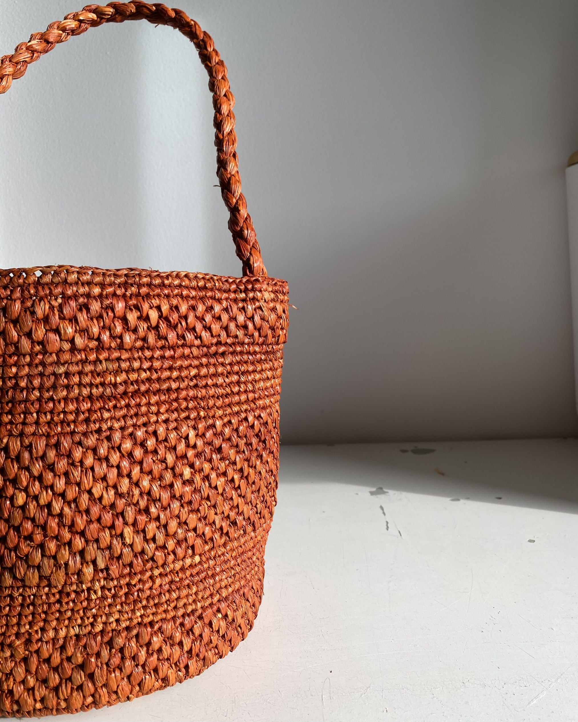 Détail du crochet de raphia coloris rouille