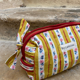 details de la petite trousse de toilette en coton rayé jaune 