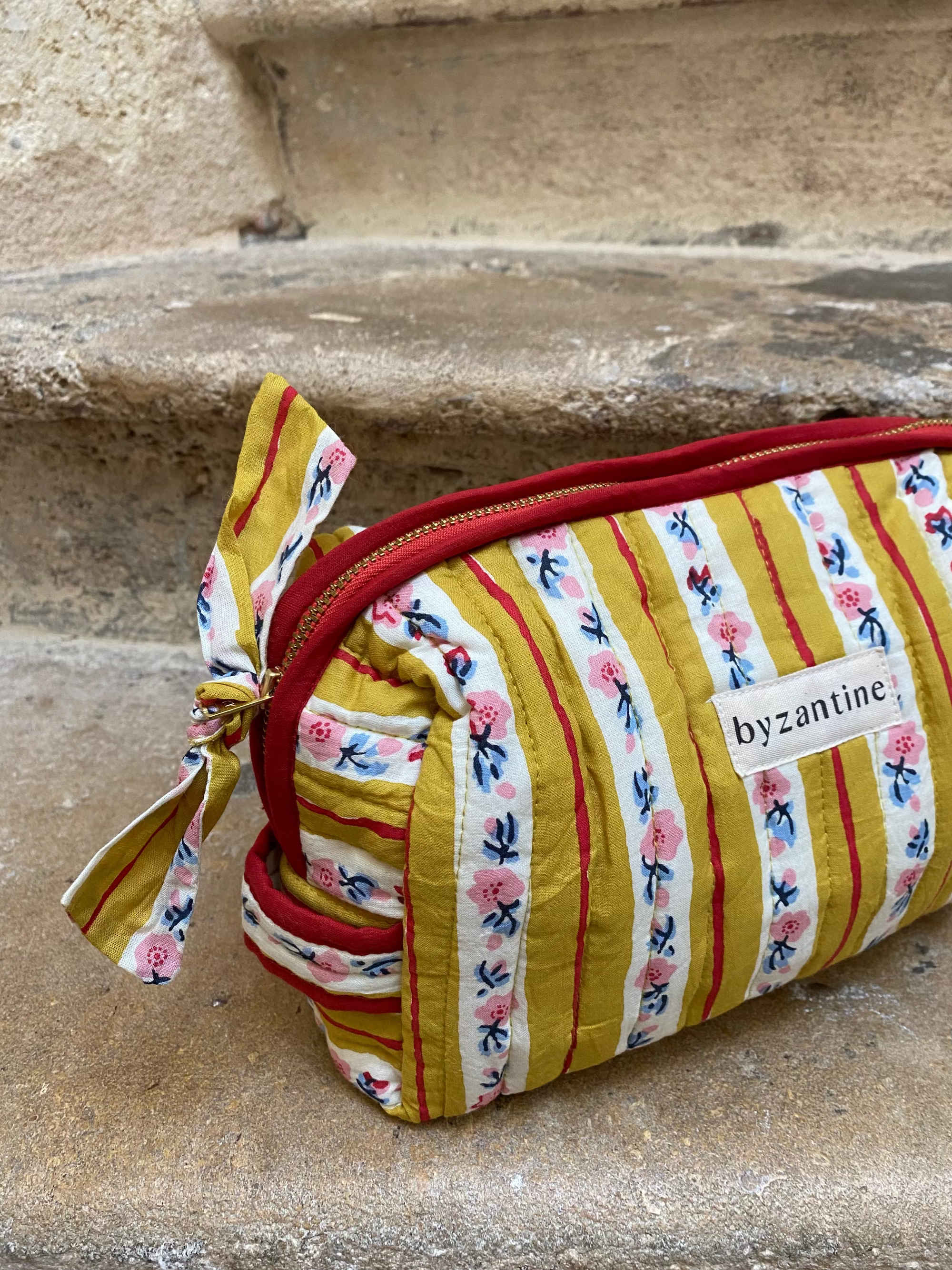 details de la petite trousse de toilette en coton rayé jaune 