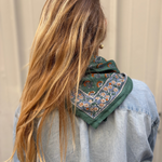 petit foulard en coton block print vert porté comme un bandana