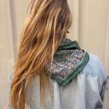 petit foulard en coton block print vert porté comme un bandana