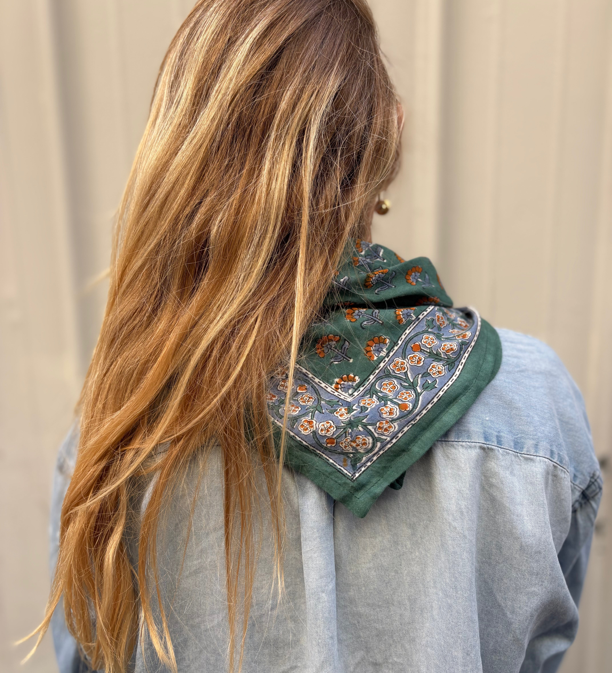 petit foulard en coton block print vert porté comme un bandana