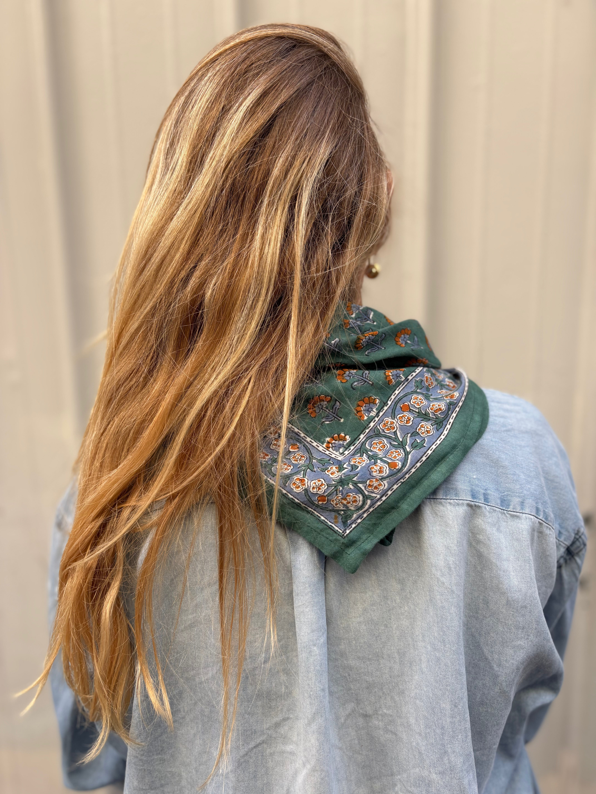 petit foulard en coton block print vert porté comme un bandana
