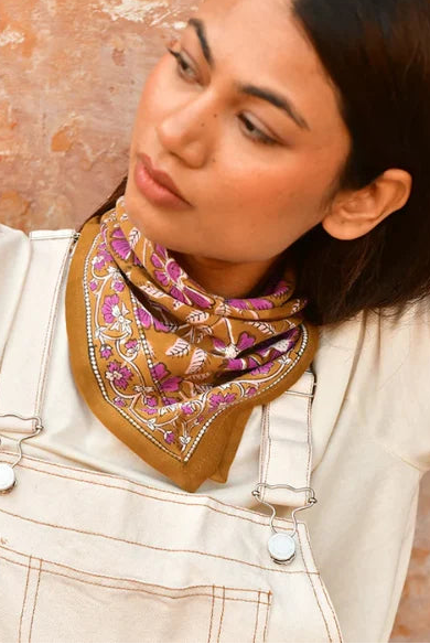 tres joli petit foulard en coton indien caramel imprimé au block print 