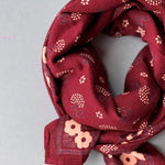zoom sur le grand foulard bordeaux en block print 