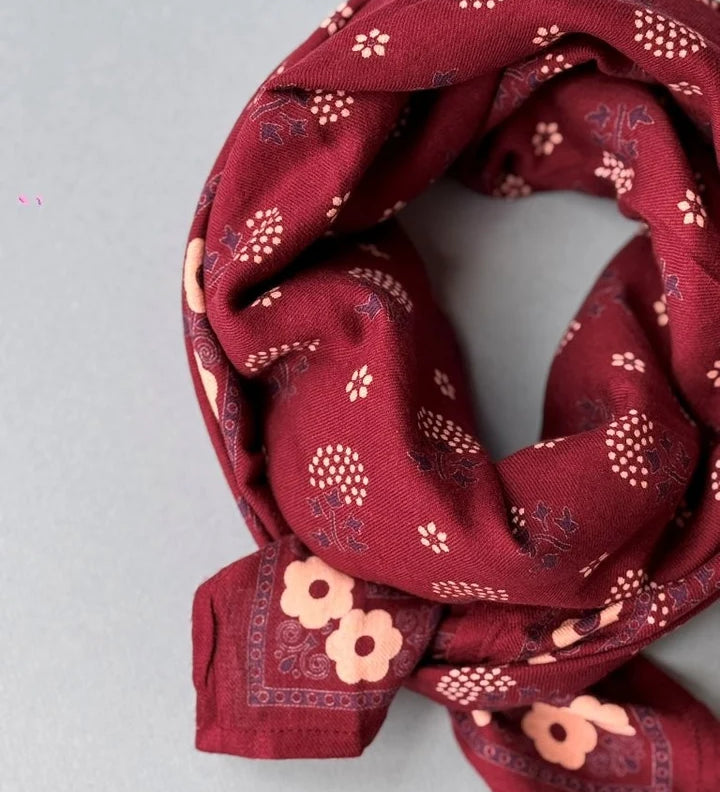 zoom sur le grand foulard bordeaux en block print 
