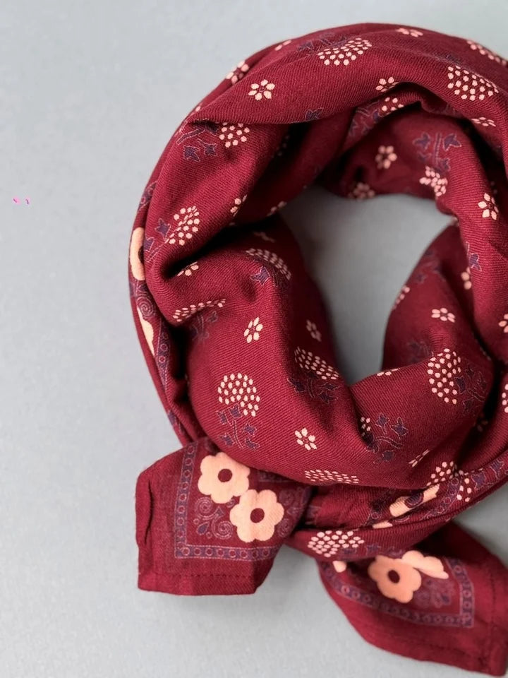 zoom sur le grand foulard bordeaux en block print 