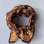 grand foulard chocolat et moutarde en coton imprimé à la main 