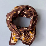 grand foulard chocolat et moutarde en coton imprimé à la main 