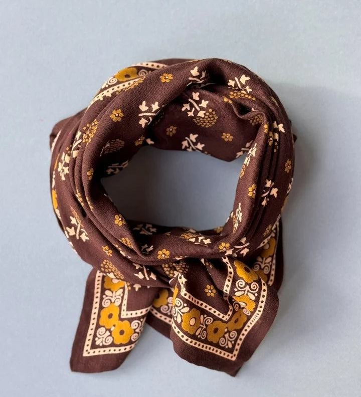 grand foulard chocolat et moutarde en coton imprimé à la main 