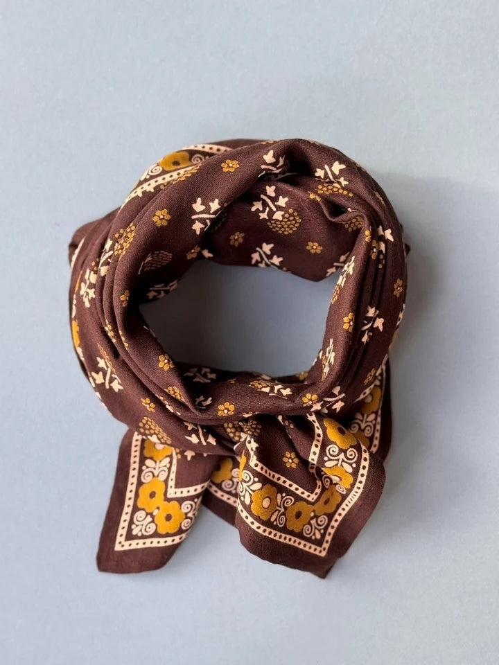 grand foulard chocolat et moutarde en coton imprimé à la main 