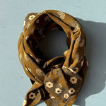 grand foulard kaki en coton imprimé fleurs 