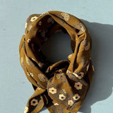 grand foulard kaki en coton imprimé fleurs 