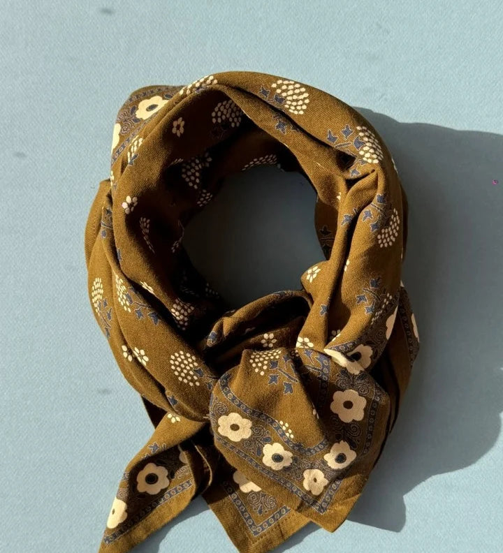 grand foulard kaki en coton imprimé fleurs 