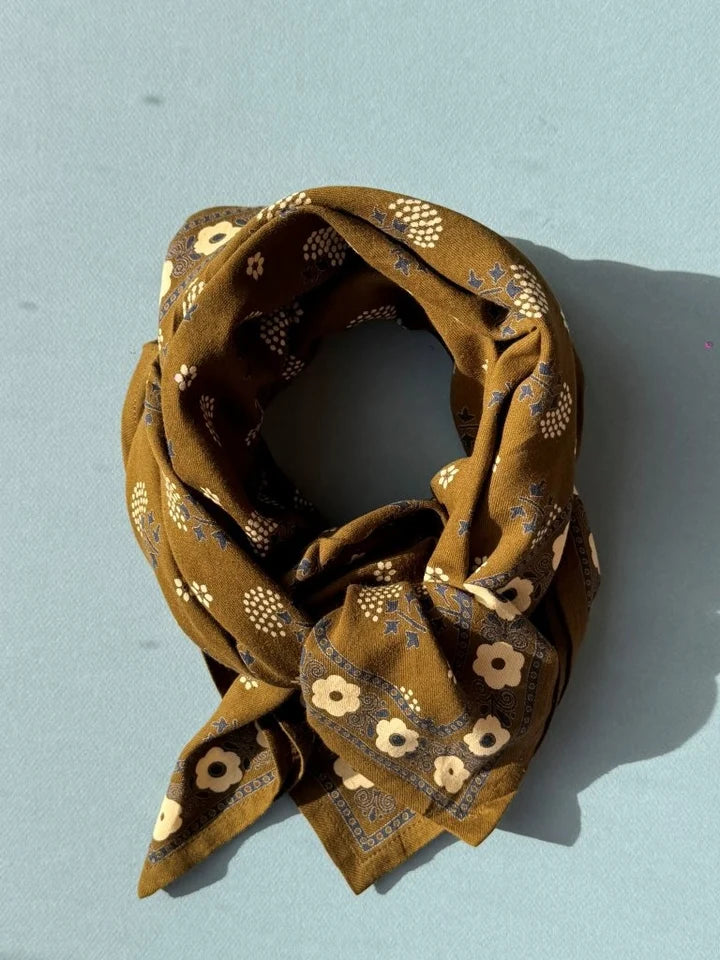 grand foulard kaki en coton imprimé fleurs 