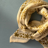 zoom sur le grand foulard en coton imprimé écru et kaki