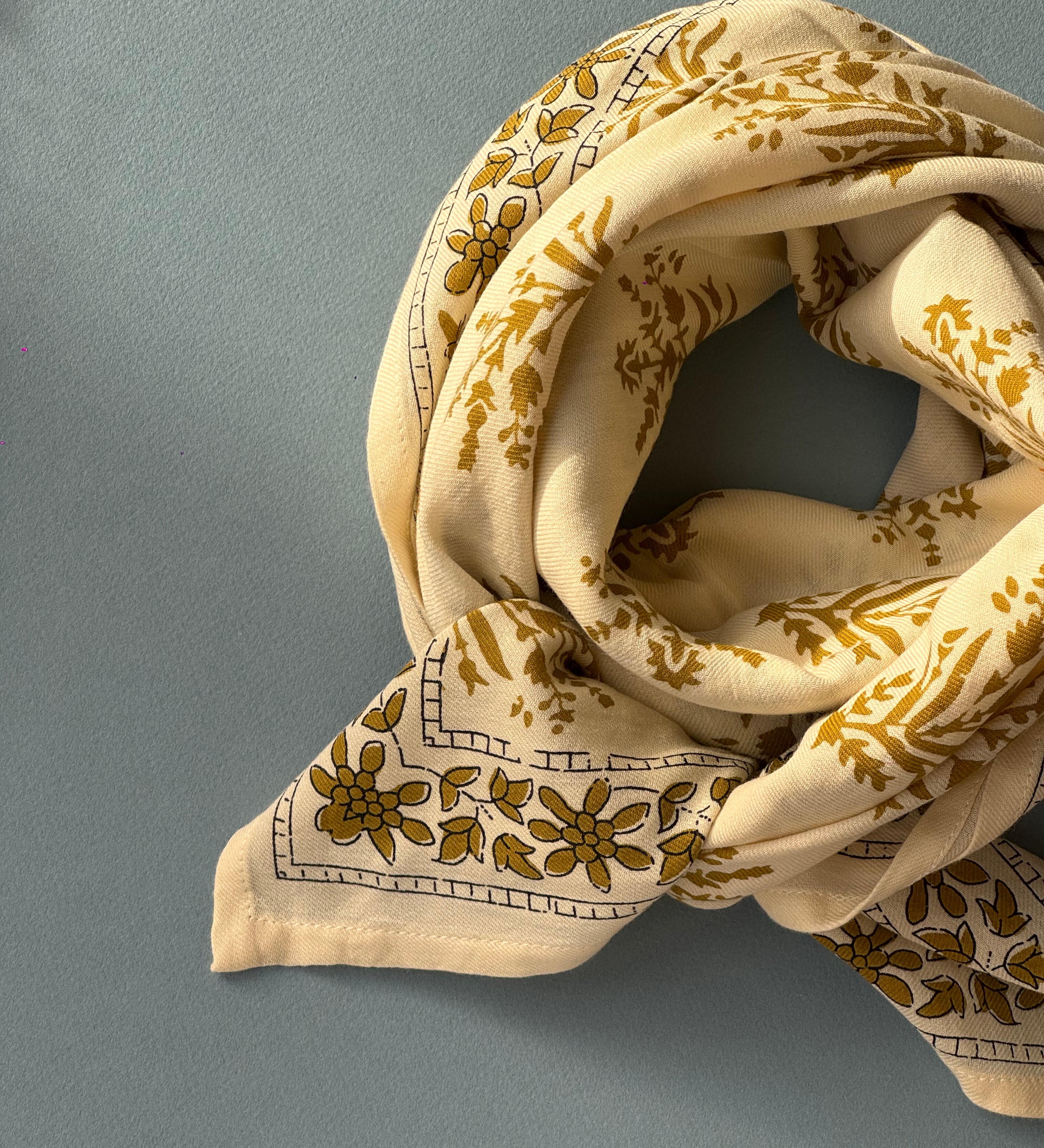 zoom sur le grand foulard en coton imprimé écru et kaki