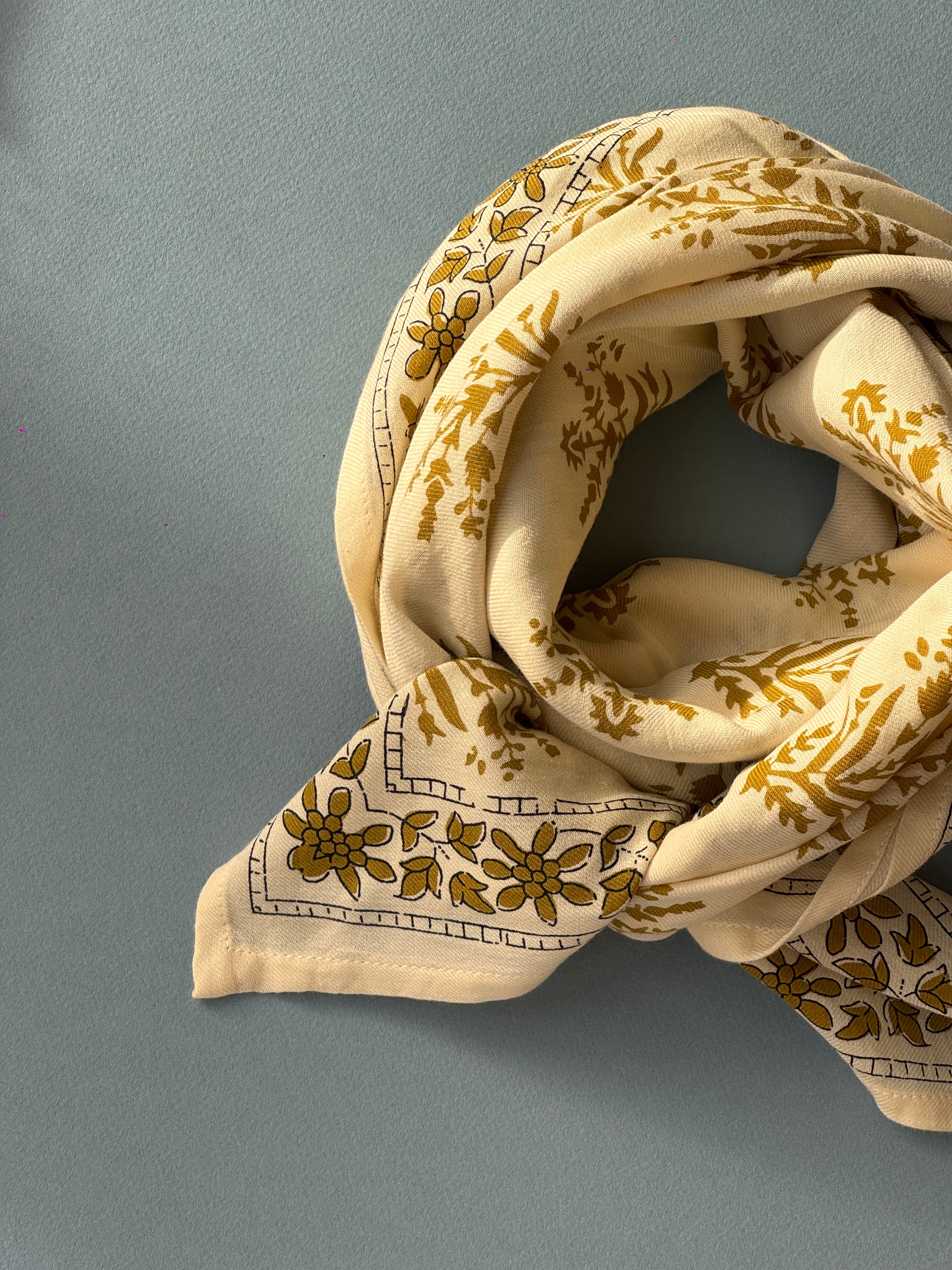 zoom sur le grand foulard en coton imprimé écru et kaki