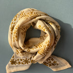 grand foulard en coton imprimé écru et kaki à porter en toutes saisons