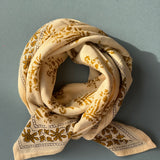 grand foulard en coton imprimé écru et kaki à porter en toutes saisons
