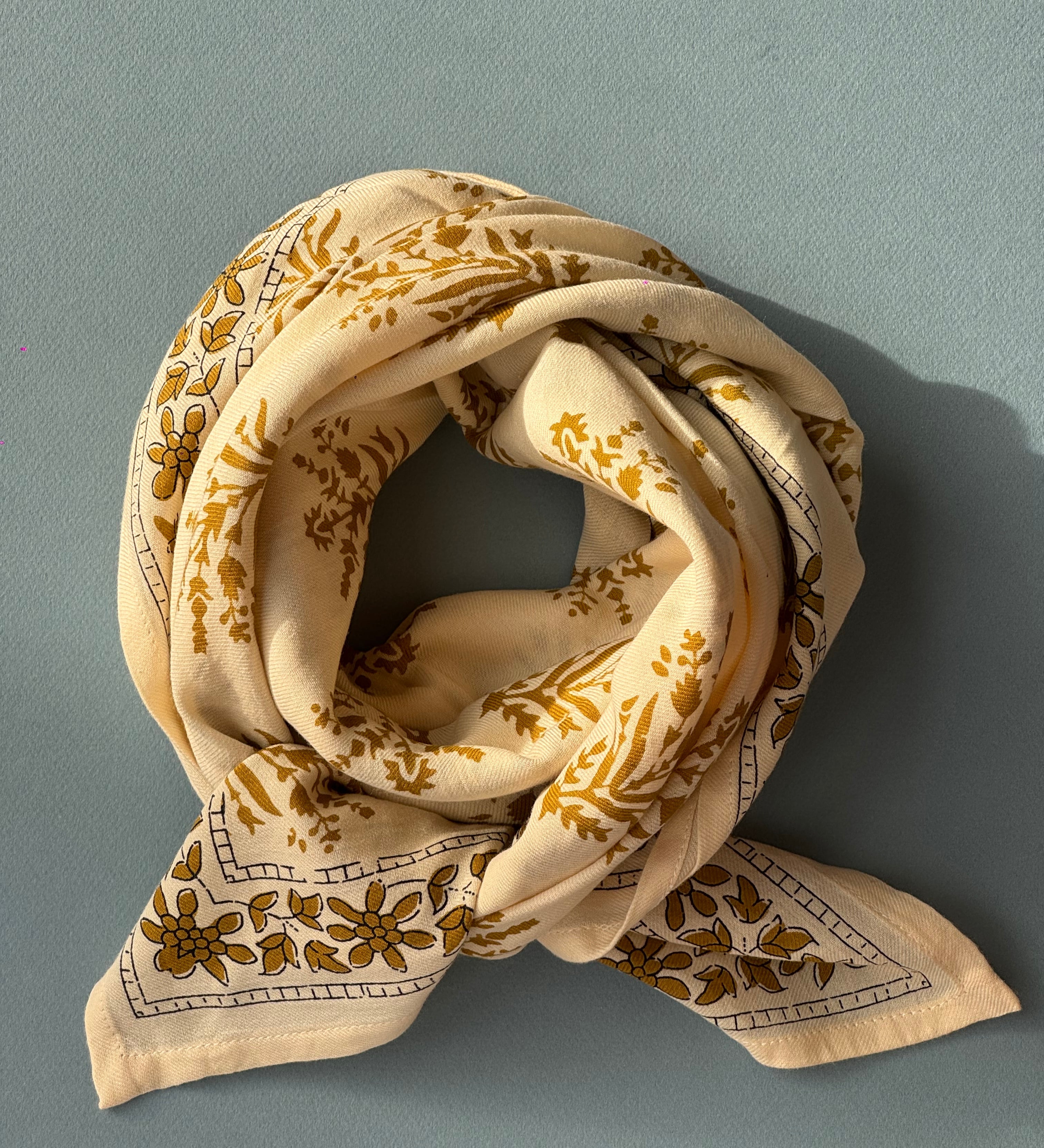 grand foulard en coton imprimé écru et kaki à porter en toutes saisons