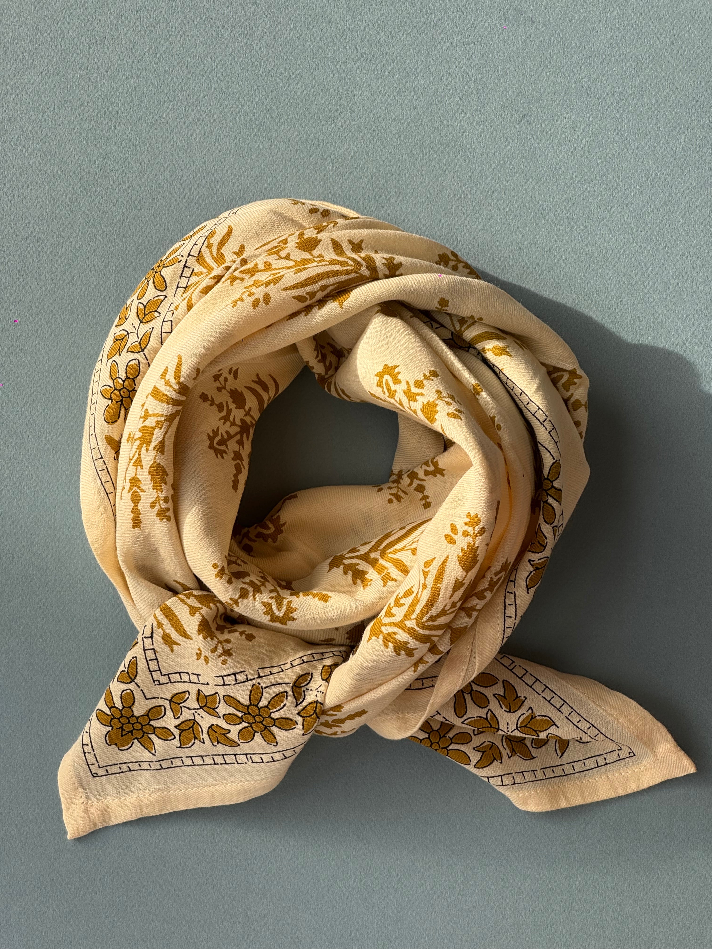 grand foulard en coton imprimé écru et kaki à porter en toutes saisons