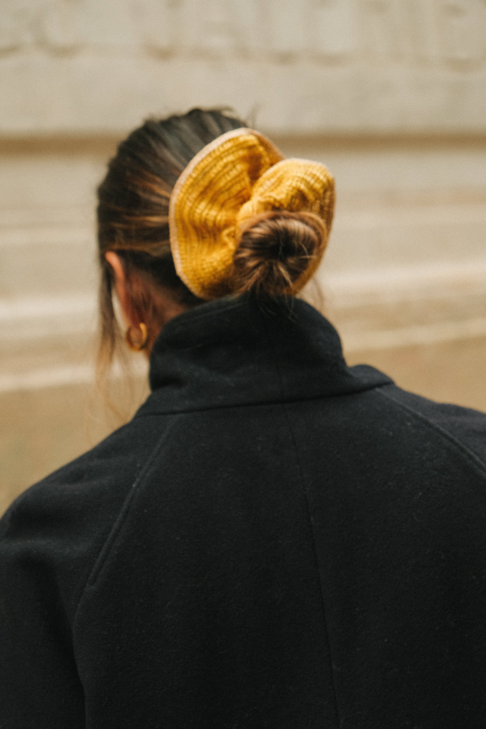 Grand chouchou en raphia fait main - BIBY jaune I The Clow Company