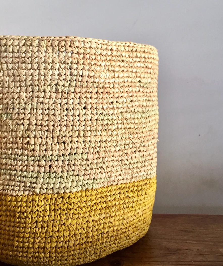 Zoom sur le panier en crochet de raphia - TRIO TANA jaune 