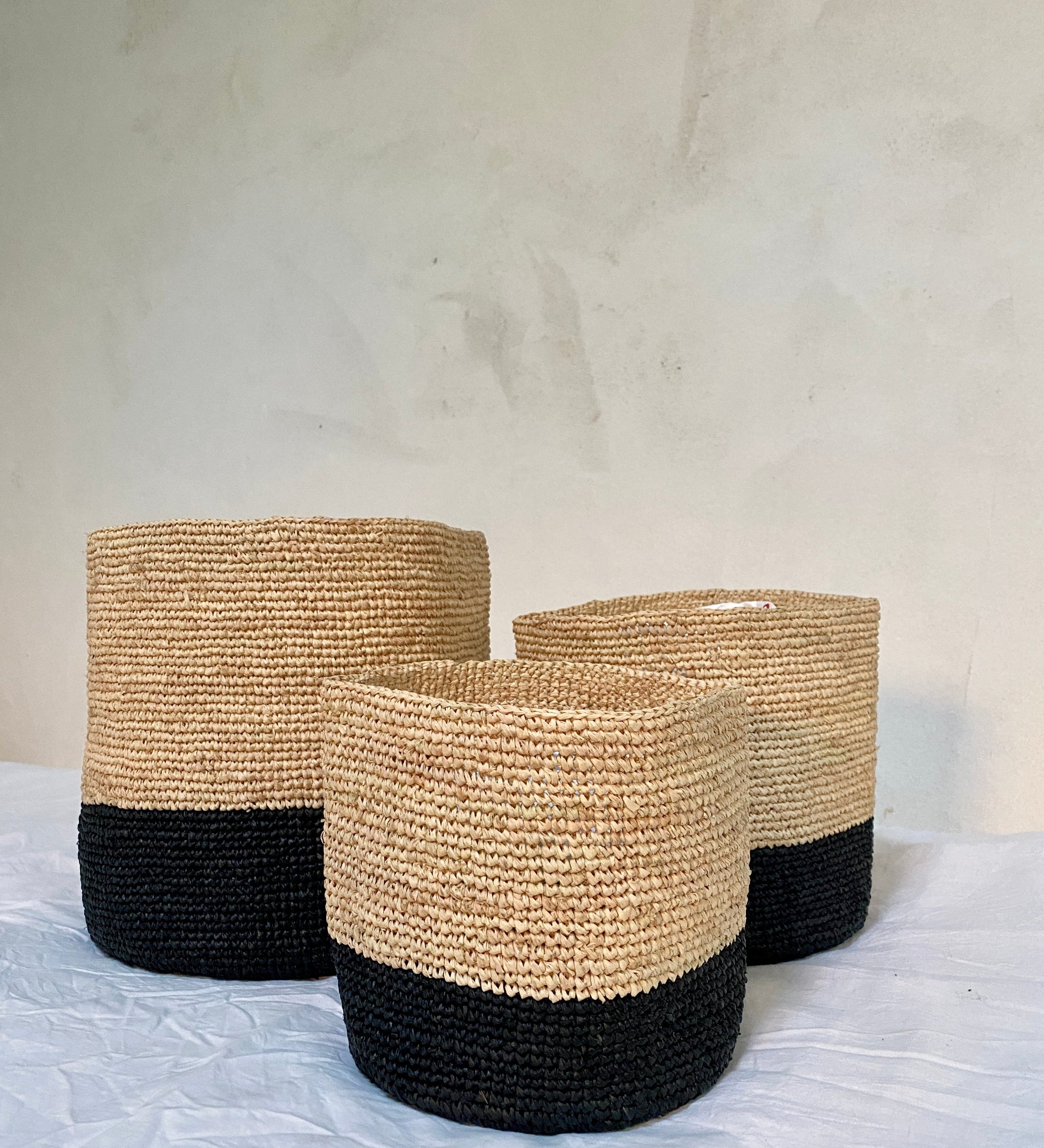 Ensemble de trois petits paniers hauts en raphia faits-main - TRIO TANA noir