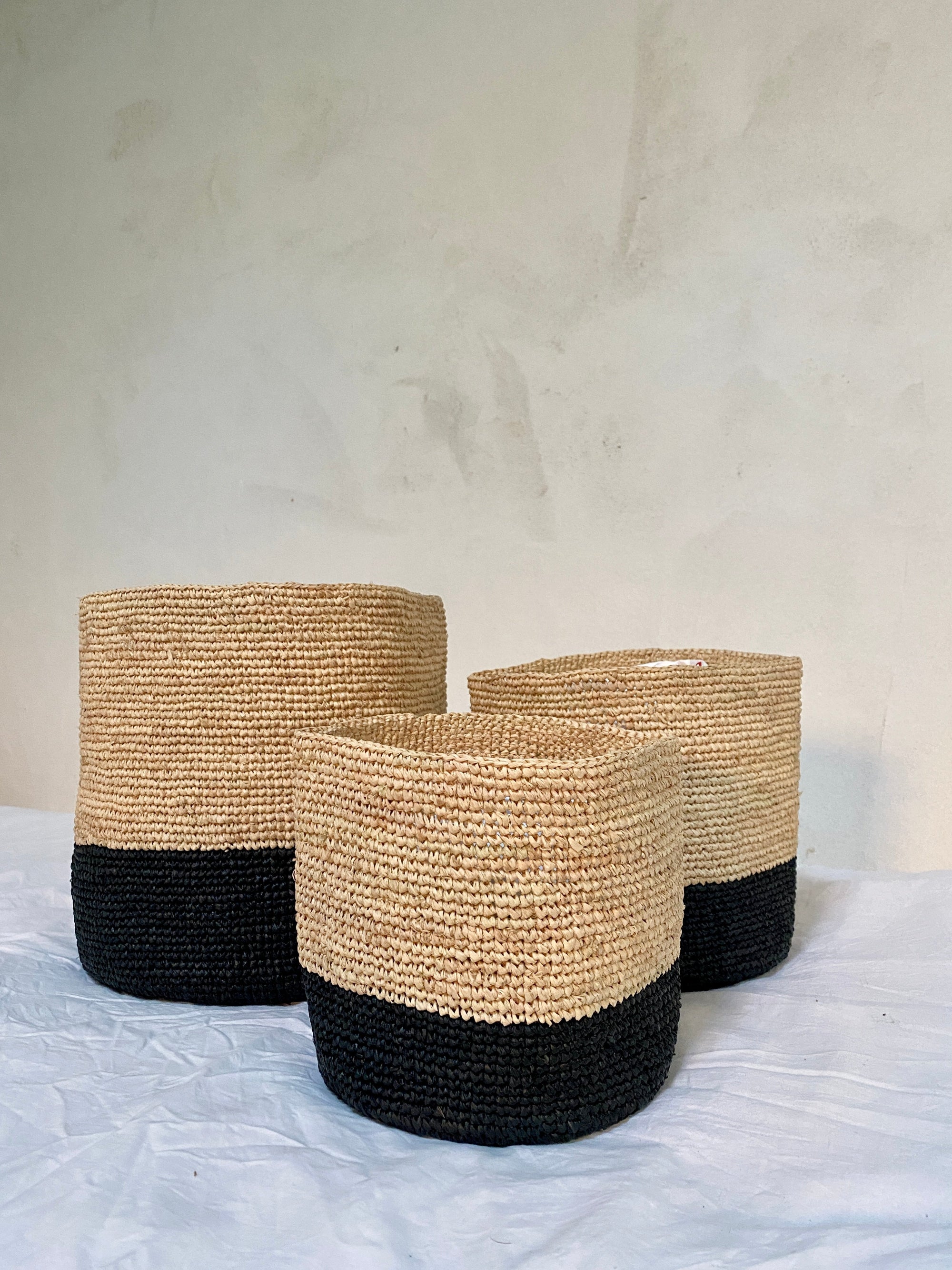 Ensemble de trois petits paniers hauts en raphia faits-main - TRIO TANA noir