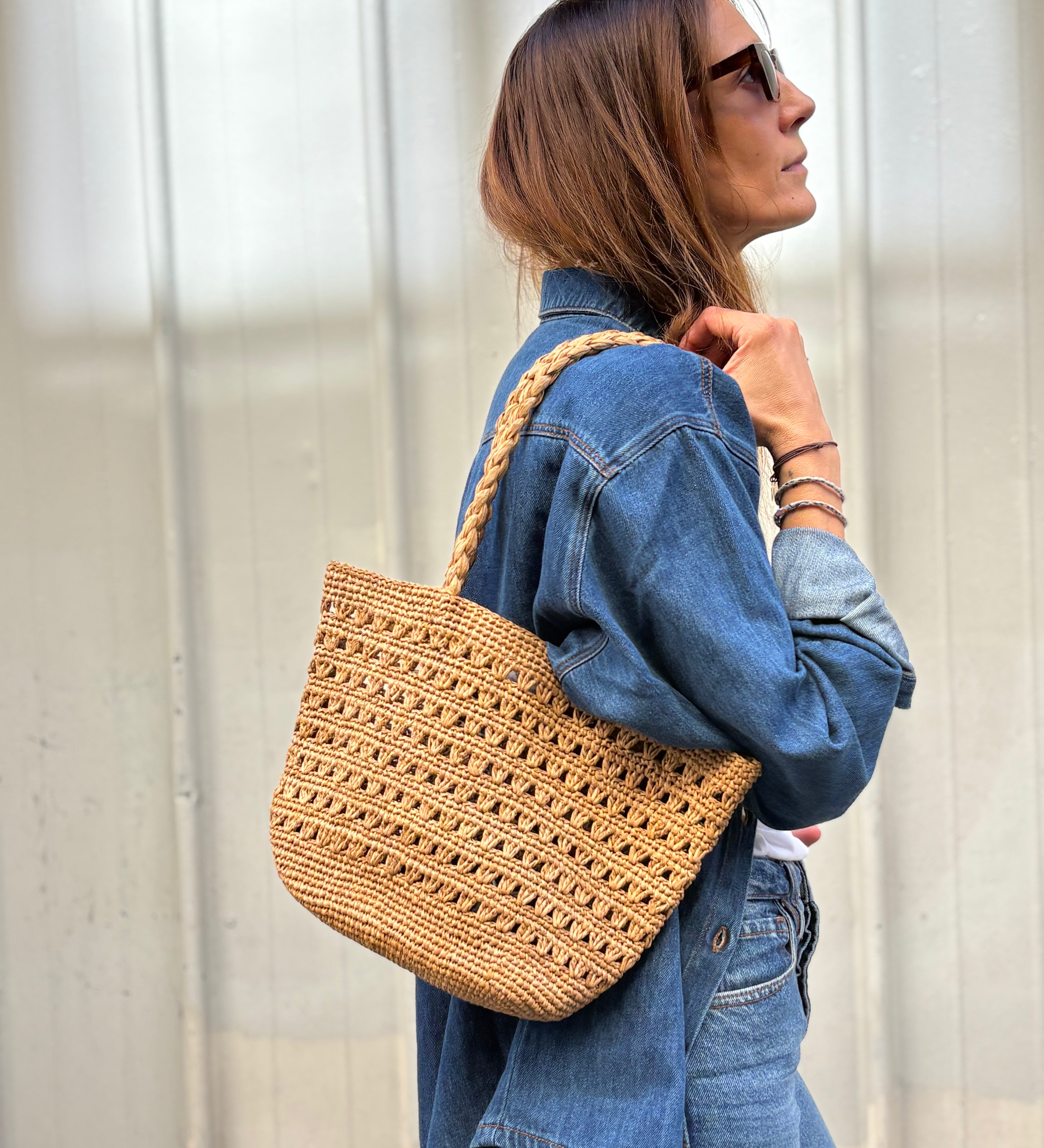 petit sac cabas ajouré en raphia thé porté avec une tenue décontractée