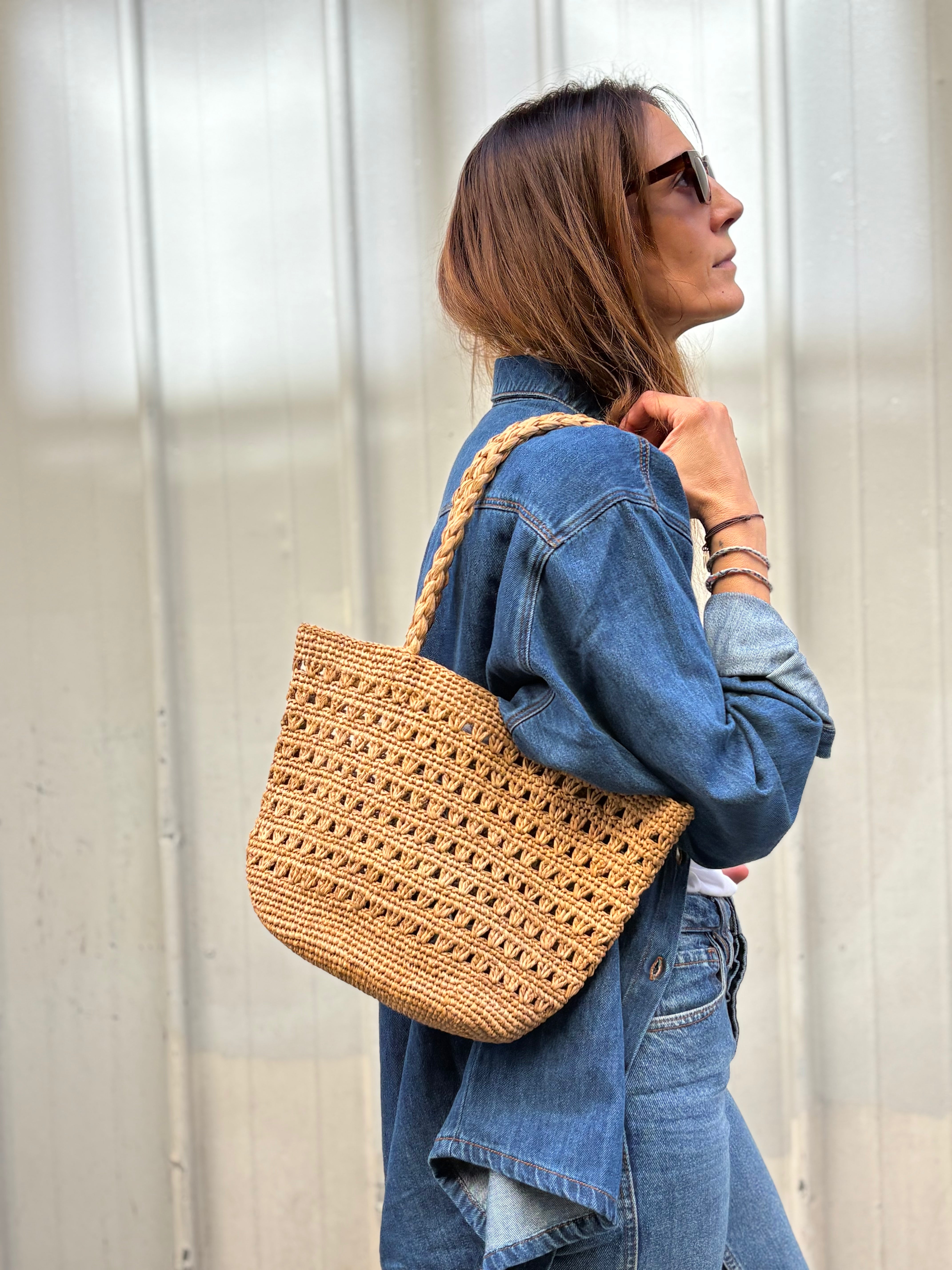 petit sac cabas ajouré en raphia thé porté avec une tenue décontractée
