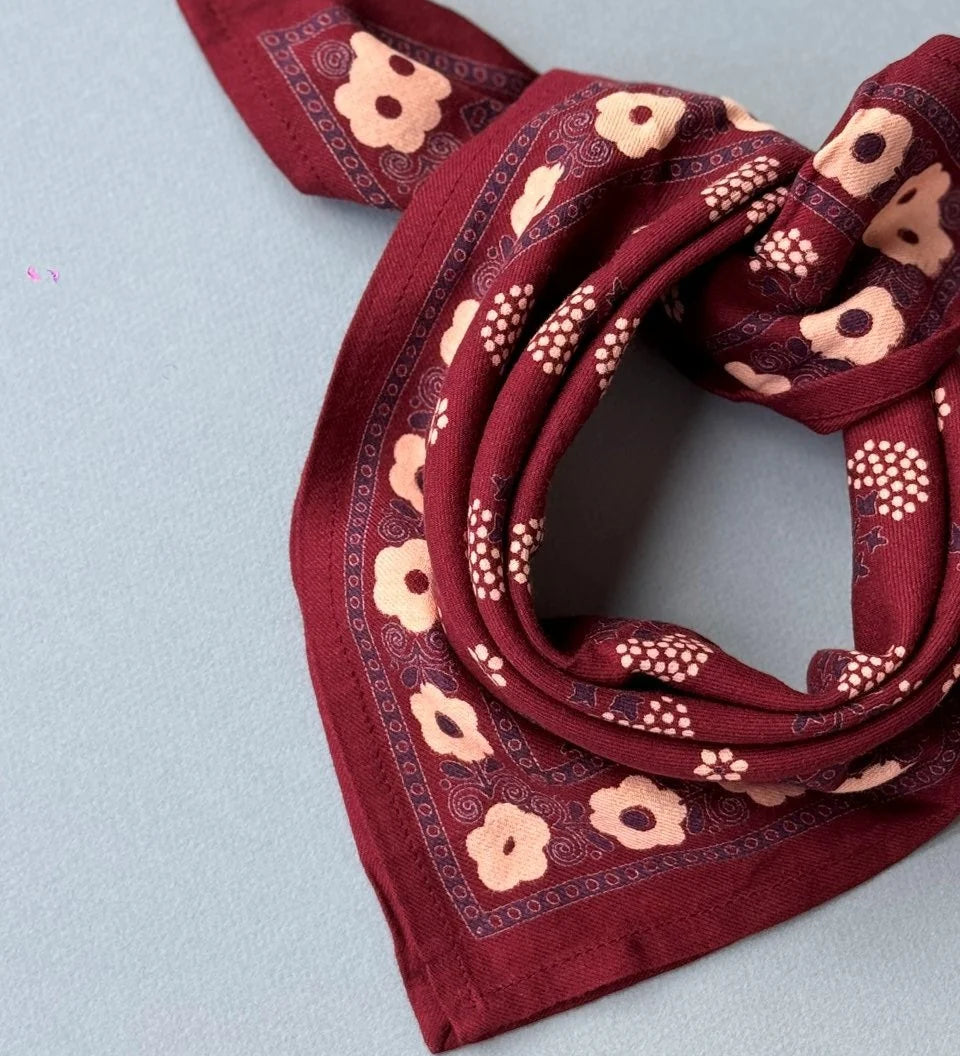 zoom sur le petit foulard en coton imprimé bordeaux