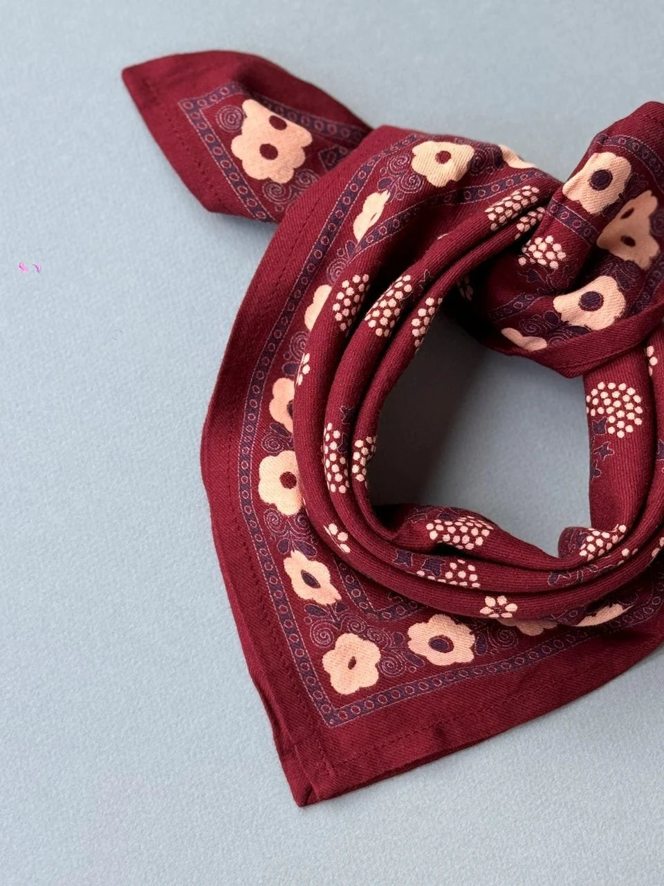 zoom sur le petit foulard en coton imprimé bordeaux
