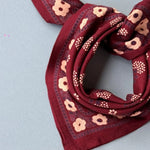 zoom sur le petit foulard en coton imprimé bordeaux