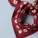 zoom sur le petit foulard en coton imprimé bordeaux