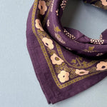 zoom sur le petit foulard en coton imprimé motifs fleurs prune 