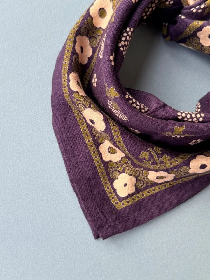 zoom sur le petit foulard en coton imprimé motifs fleurs prune 