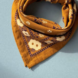 zoom sur le petit foulard en coton anastase bronze
