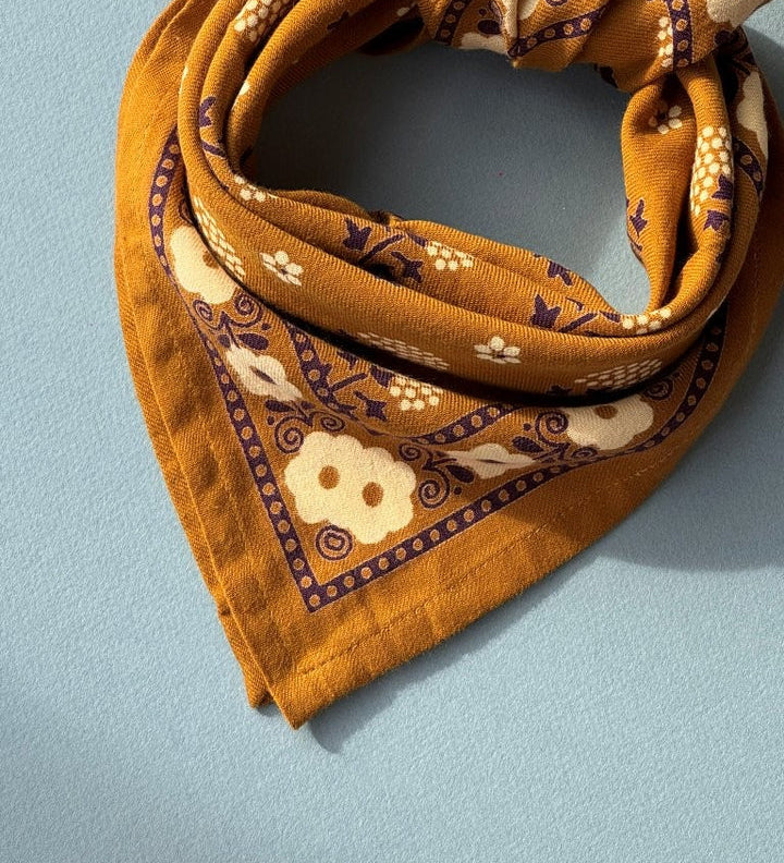 zoom sur le petit foulard en coton anastase bronze