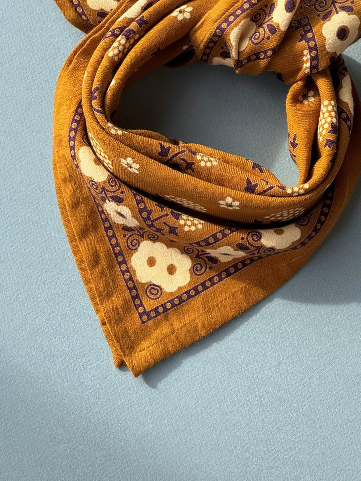 zoom sur le petit foulard en coton anastase bronze