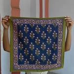 détail du motif du petit foulard bleu nuit Antigone 