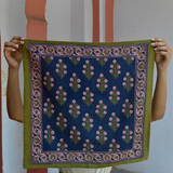 détail du motif du petit foulard bleu nuit Antigone 