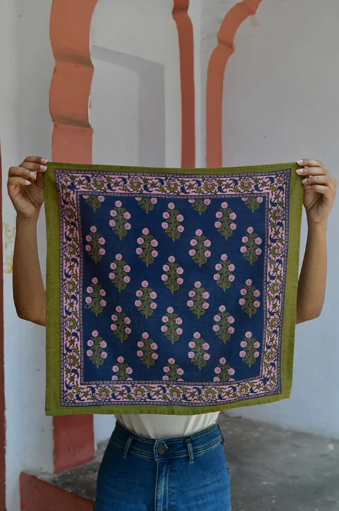 détail du motif du petit foulard bleu nuit Antigone 
