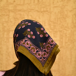 petit foulard en coton bleu nuit porté dans les cheveux